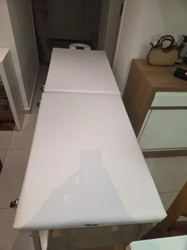 Maca dobrável portátil com apoio para cabeça e vira maleta com rodinhas. Premium branca. 