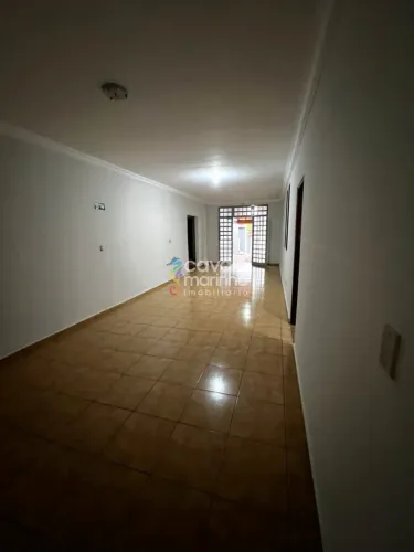 Casa para alugar de 3 quartos, piscina e 4 vagas, 200m² - Jardim Irajá