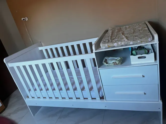 Berço com trocador q vira cama de solteiro 