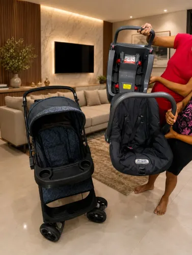 Carrinho de bebê, bebê conforto e suporte de bebê conforto para carro.