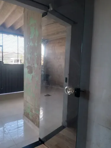 Vende-se um porta de vidro 
