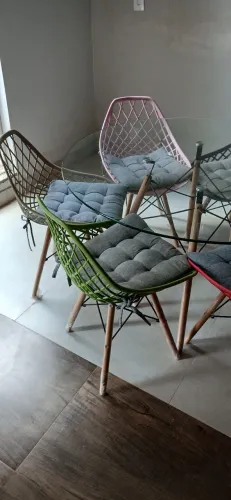VENDE-SE MESA DE VIDRO COM 6 CADEIRAS COLORIDAS ?