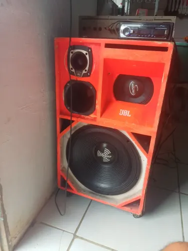 Caixa de som estilo Bob vendo ou troco em algo do meu agrado OBS : somente a caixa .
