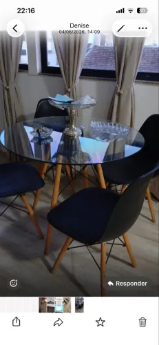 Mesa redonda de vidro com 4 cadeiras