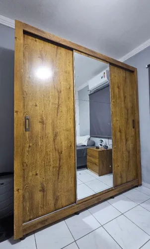 Guarda-roupa com espelho