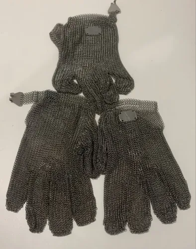Vende-se luvas de aço