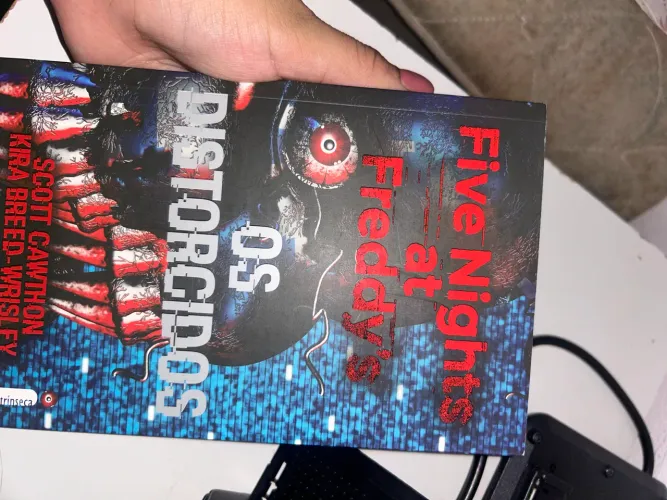 LIVRO FNAF OLHOS PRATEADOS VOL 2 Novo