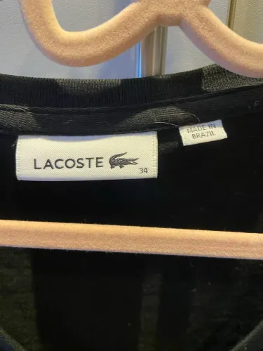 camiseta lacoste preta feminina M
