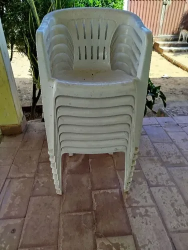 Vendo 8 cadeiras plástica 50 reais a unidade