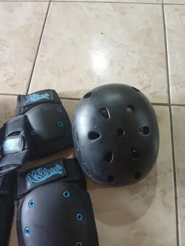 Kit proteção, capacete, joelheiera, cotovel mãos os e