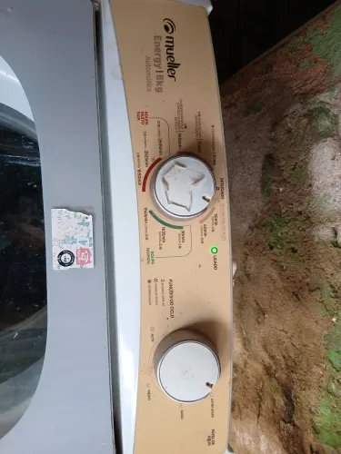 Máquina de lavar 8kg funcionando - detalhe no batedor