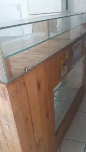 vendo Balcão de madeira com vidro próprio pra tabacaria e doces
