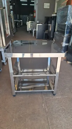 Mesa em aço inox 0,70x0,70x0,70m