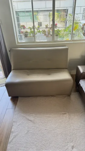 Sofá cama em courino