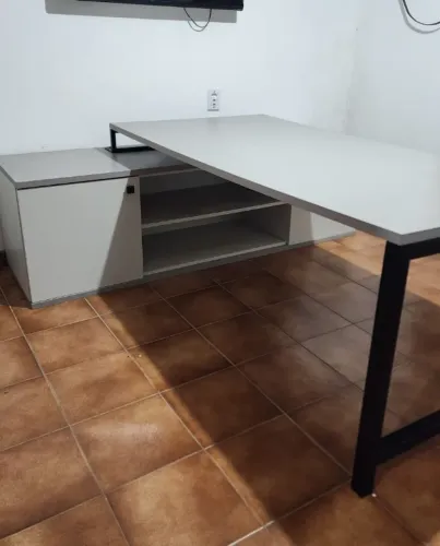 Mesa de escritório + armário - modelo industrial