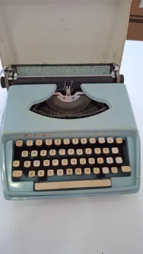 Máquina de Escrever Antiga Remington Portátil com Maleta - Peça Decorativa / Vintage