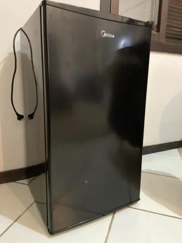 Frigobar semi novo 