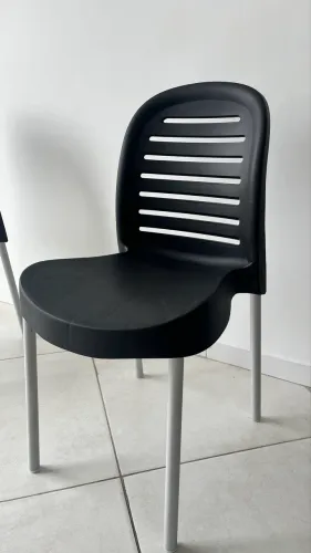 Cadeira nova , elegante material resistente, plástico e alumínio