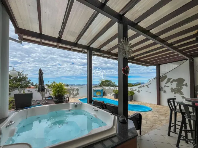 Casa com vista para o mar e 06 quartos na Ponta de Baixo em São José - SC