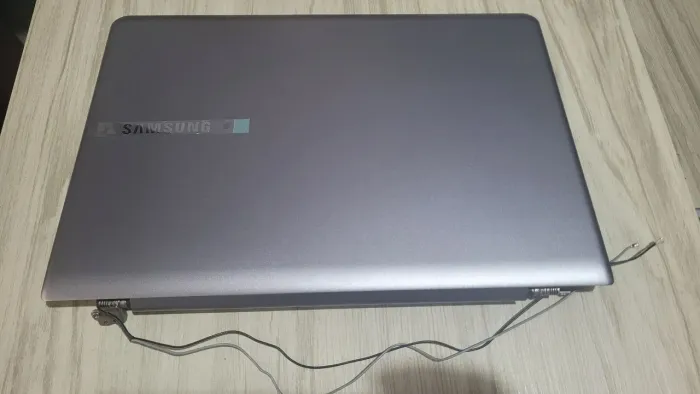 Tampa da Tela SAMSUNG NP530U3C Original em metal