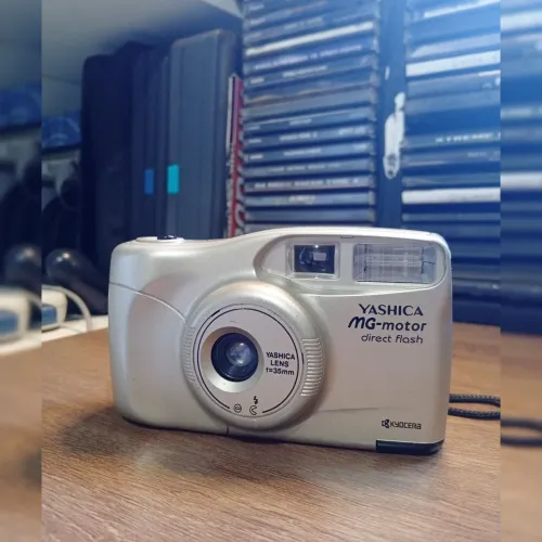 Câmera Yashica MG motor