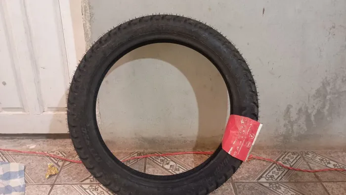 Pneu sem câmera aro 17 motu