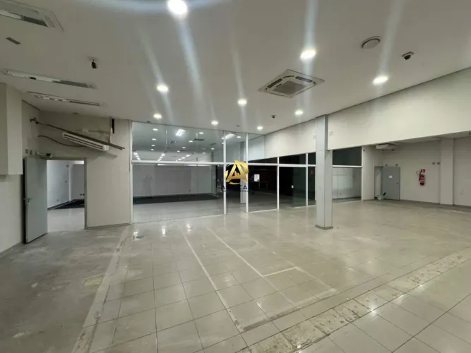 Loja de aprox. 800m² disponível para locação na Glória