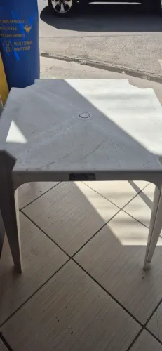 Mesa plástico com 2 cadeiras