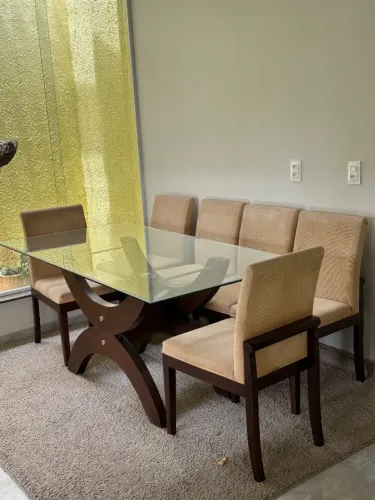 mesa jantar com cadeiras e tapete
