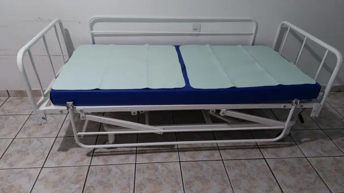 Vendo cama hospitalar semi nova.com andador semi novo. 
