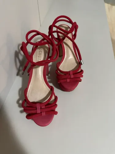 Vendo Sandália Schutz