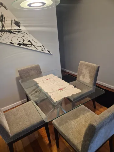 Vendo mesa de 4 cadeiras estofadas