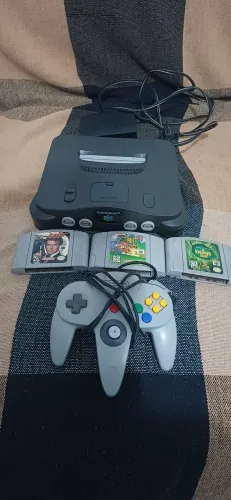 Nintendo 64 funcionando perfeitamente.
