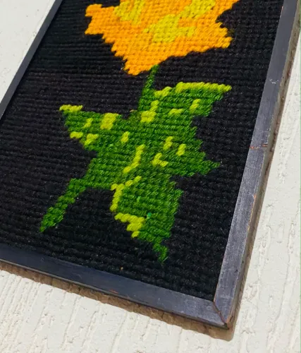 Quadro Antigo Bordado Tapeçaria Botão De Flor 19x26,5cm