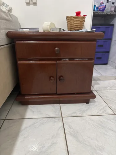 Banqueta de cama em madeira, com duas portas e uma gaveta