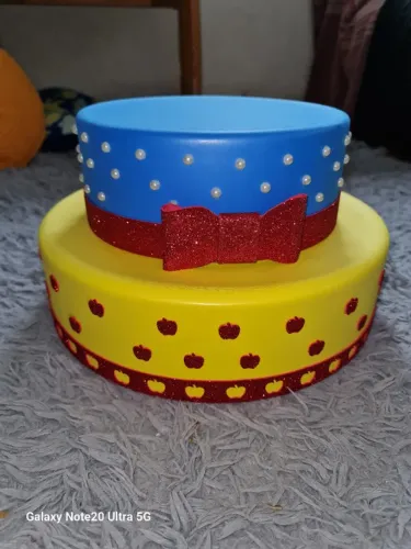 Bolo decorativo Festa Aniversario Branca de Neve Cenario brinde painel