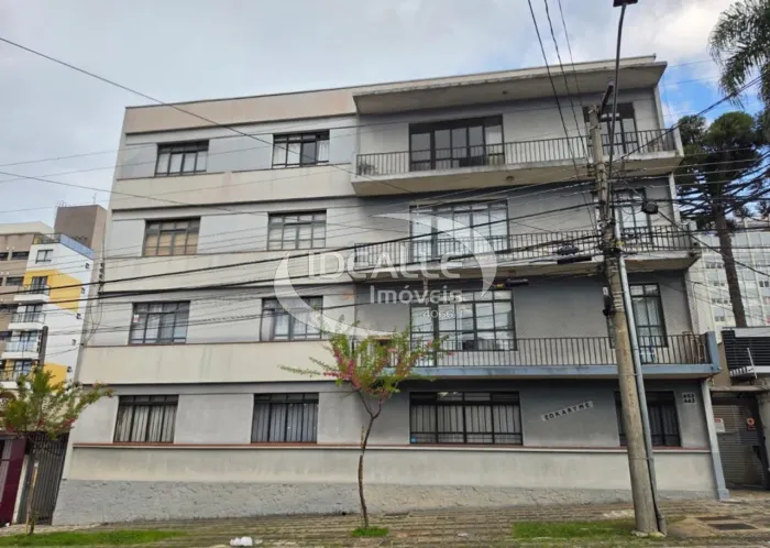 Próximo a Praça 29 de Março e ao Colégio Positivo Jr.