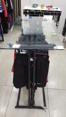 Mesa de loja para roupa 