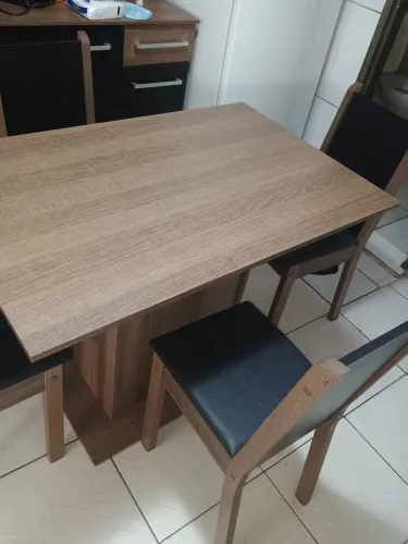 Conjunto de jantar seminovo com 4 cadeiras