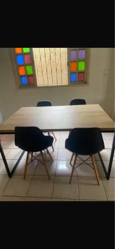 Mesa com 4 cadeiras