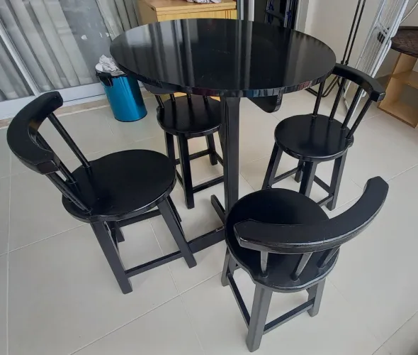 Mesa Redonda de Madeira com 4 Cadeiras - Cor Preta