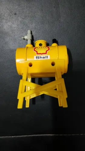 Miniatura de bomba antiga de posto Shell. Peça medindo aproximadamente 11 cm de altura