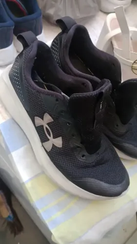 Tenis Under Armour tamanho 38 ótimo estado.