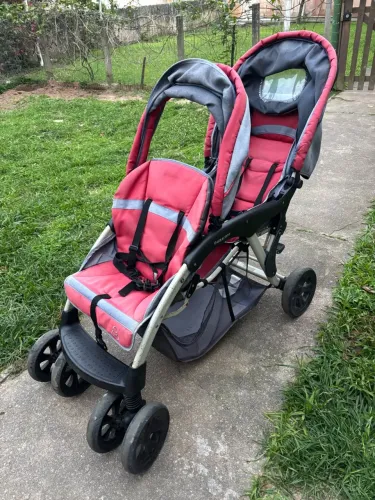 Carrinho de bebê gêmeos