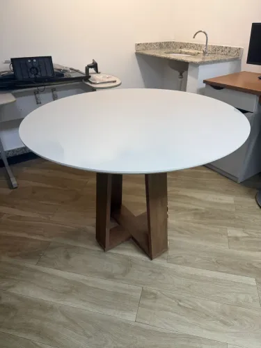 Mesa de jantar redonda com 4 cadeiras 