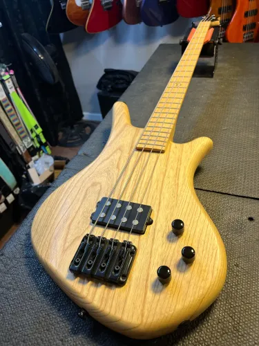 Troca/venda Baixo Dean Sledgehammer ash