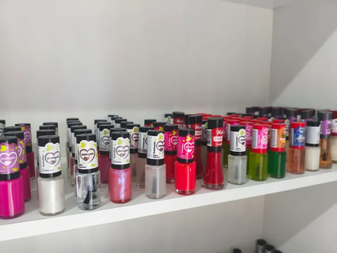 Kit esmaltes<br>Com 50 por 70,00 + 1 produtos profissionais<br>+ 7 tratamento