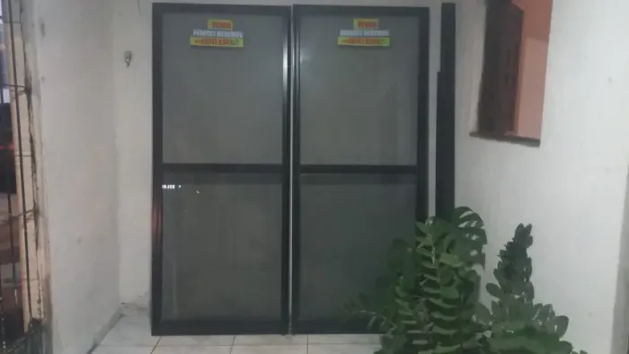 PORTA CORREDIÇA DE VIDRO REVESTIDA DE ALUMÍNIO