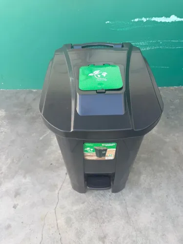 Vende- se lixeira 120L nova