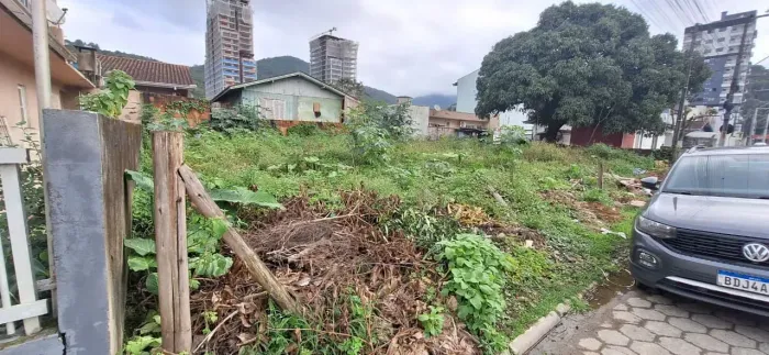TERRENO MEDINDO 300m², COM RUA CALÇADA, NO BAIRRO VARZEA, CONFIRA!!!